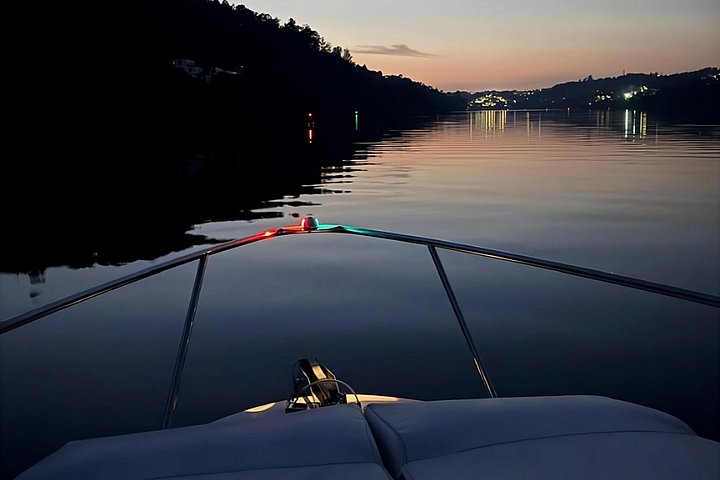 Quiet private yacht cruise along the bridges of the Douro River, photo 3